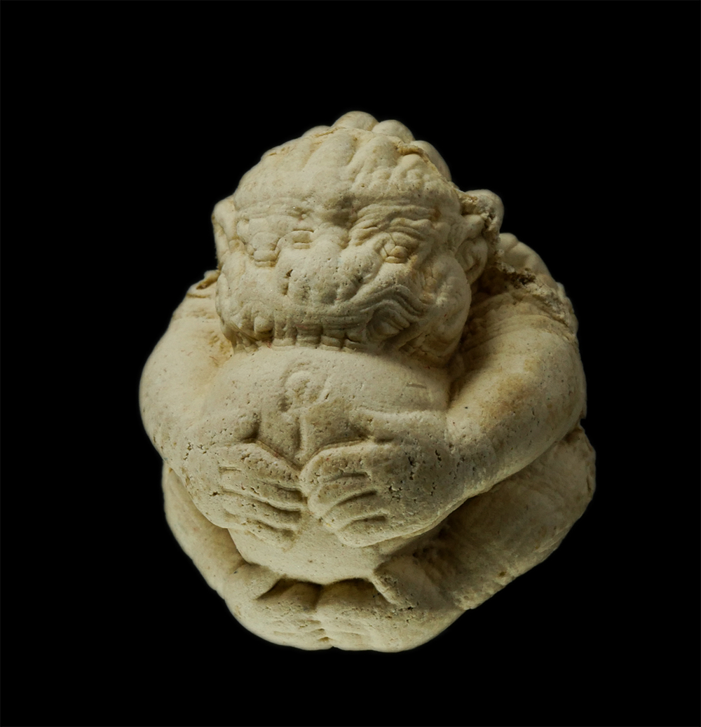 28Apr25 (6)ap.jpg - ลูกอมหนุมานครองโลก (เนื้อผงฝังโลหะ) หลวงปู่เกลี้ยง มนุญฺโญ (พระครูพิศิษฐชโลปการ) วัดเนินสุทธาวาส ชลบุรี จัดสร้างในปี 2545 หนุมานรุ่นนี้หลวงปู่เกลี้ยงไ [..] | https://kamulet.in.th